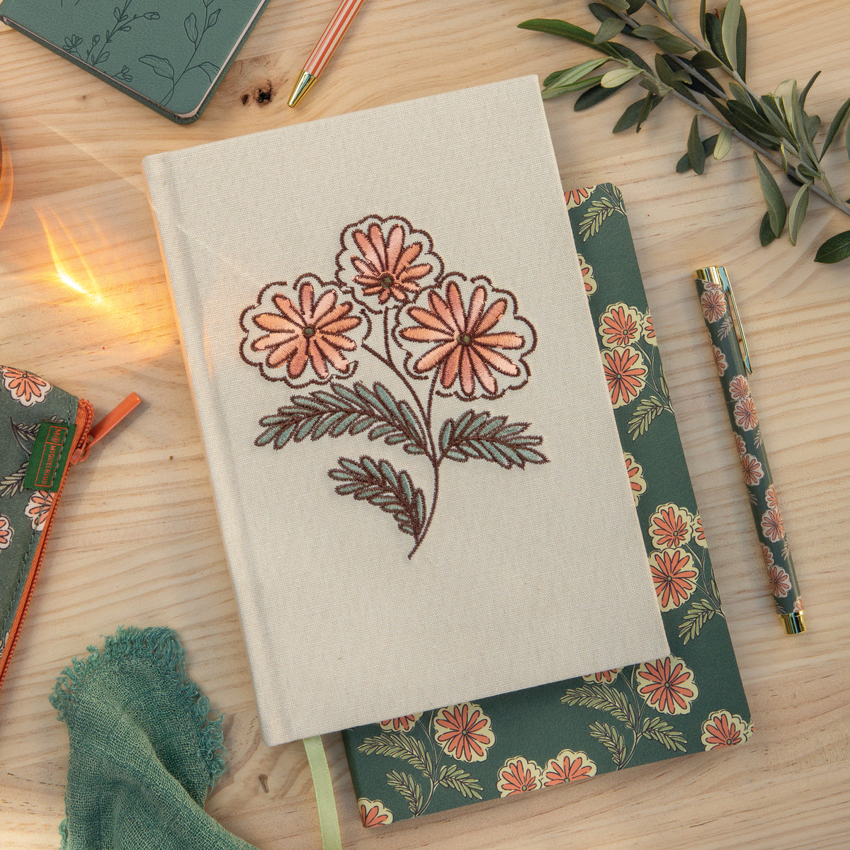 Carnet ligné A5 brodé – Vintage Daisies (fleur)