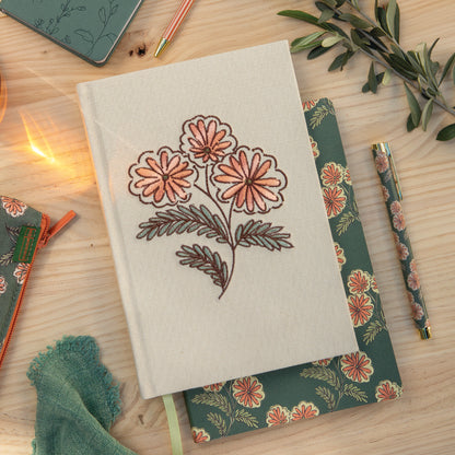 Carnet ligné A5 brodé – Vintage Daisies (fleur)